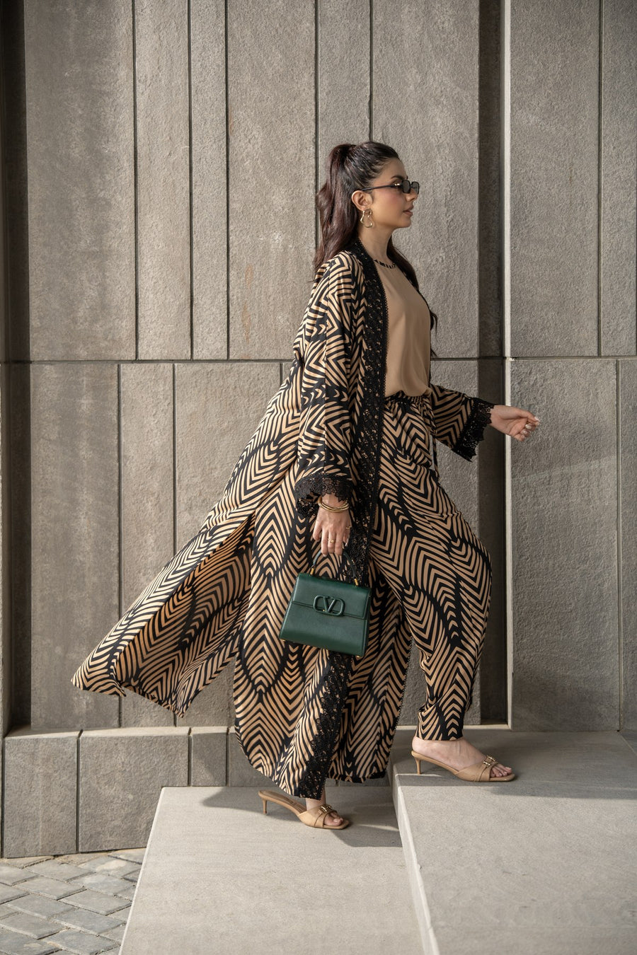 Onyx kimono set in mid step, the printed kimono lifting.